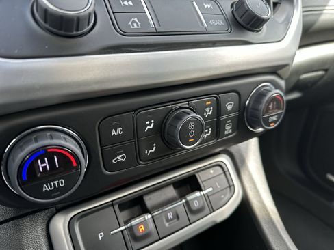 Certified 2023 GMC Acadia SLT w/ Preferred Package image 18