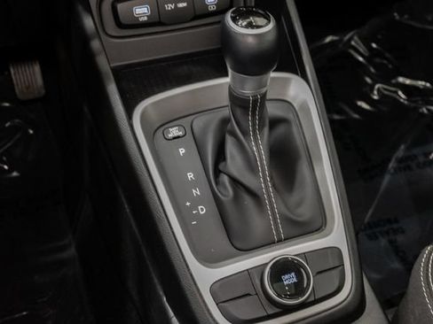 Used 2025 Hyundai Venue SEL FWD image 21