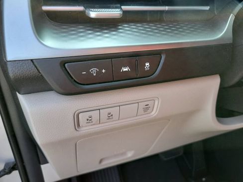 Used 2022 Kia Carnival LX FWD image 36