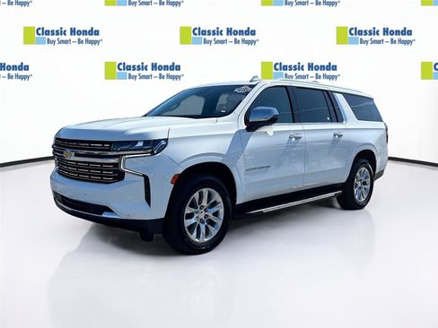 Used 2023 Chevrolet Suburban Premier image 3