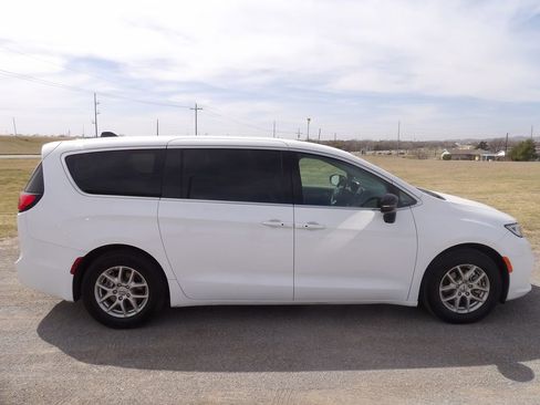 Used 2024 Chrysler Pacifica Touring-L image 5