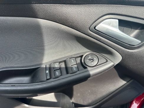 Used 2014 Ford Focus SE w/ SE Winter Package FWD image 17