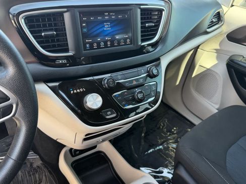 Used 2021 Chrysler Voyager L FWD image 26