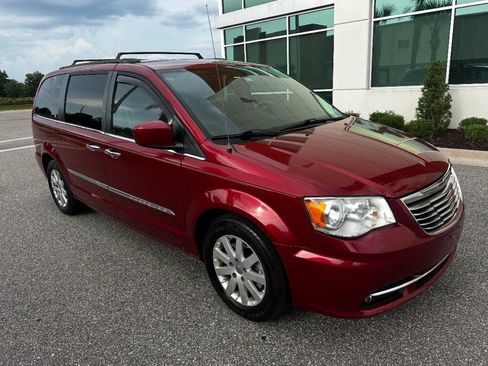 Used 2016 Chrysler Town & Country Touring w/ Driver Convenience Group FWD image 3