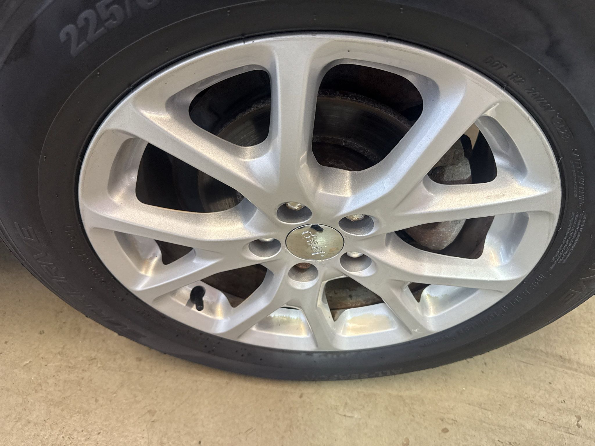 Used 2014 Jeep Cherokee Latitude w/ Cold Weather Group FWD image 32