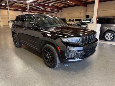 Used 2024 Jeep Grand Cherokee Altitude AWD/4WD image 5