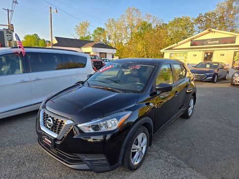 Used 2020 Nissan Kicks S FWD image 2