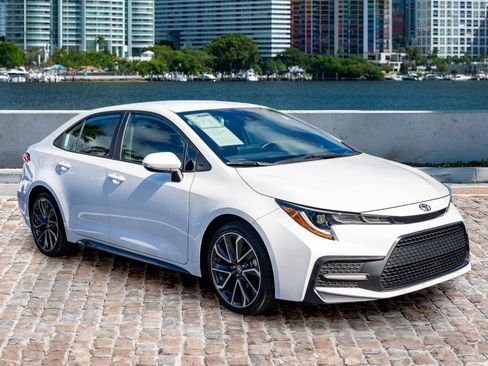 Used 2022 Toyota Corolla SE image 3