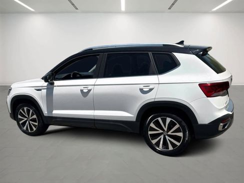 Used 2023 Volkswagen Taos SE w/ Panoramic Sunroof Package AWD/4WD image 3
