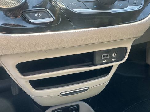 Used 2017 Chrysler Pacifica Touring-L w/ Tire & Wheel Group FWD image 15