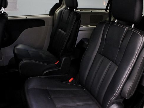 Used 2016 Chrysler Town & Country Touring FWD image 21