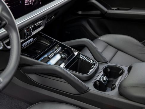 Certified 2025 Porsche Cayenne AWD/4WD image 38
