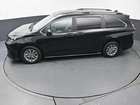 Used 2025 Toyota Sienna LE image 46