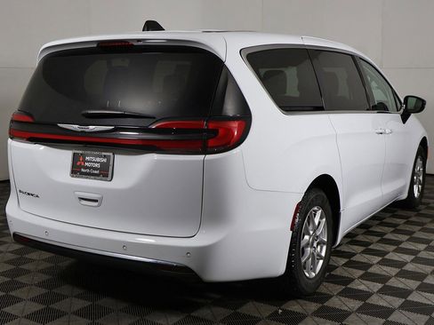 Used 2024 Chrysler Pacifica Touring-L image 11