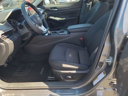 Used 2025 Nissan Altima 2.5 SV FWD image 19