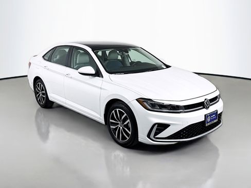 Certified 2025 Volkswagen Jetta SE w/ Sunroof Package image 7