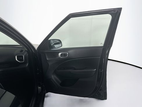 Used 2025 Hyundai Venue SEL image 33