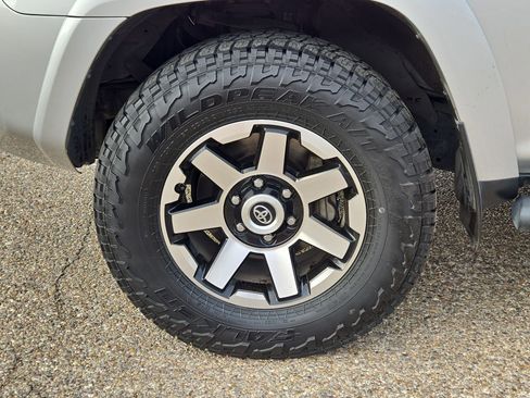 Used 2017 Toyota 4Runner TRD Off-Road Premium AWD/4WD image 11