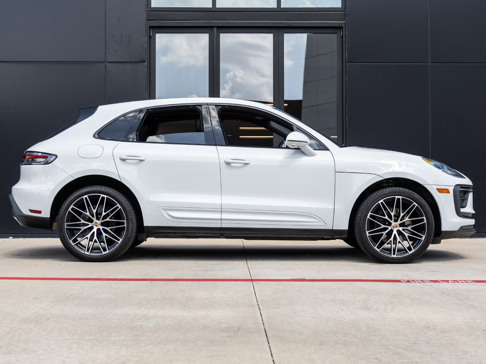 Certified 2023 Porsche Macan AWD/4WD image 12