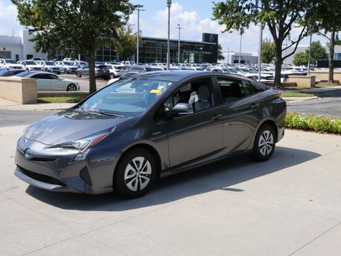 Used 2017 Toyota Prius Two FWD image 5