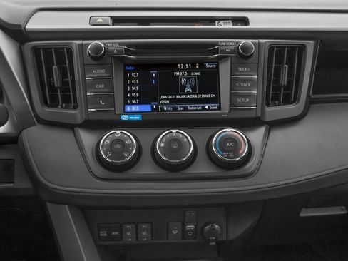 Used 2017 Toyota RAV4 LE AWD/4WD image 10