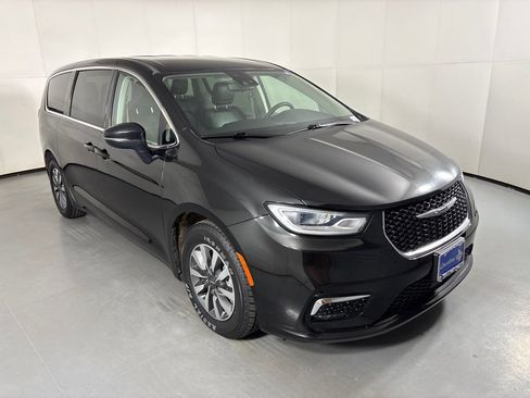 Used 2023 Chrysler Pacifica Touring-L FWD image 2