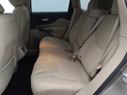 Used 2019 Jeep Cherokee Latitude w/ Cold Weather Group AWD/4WD image 18