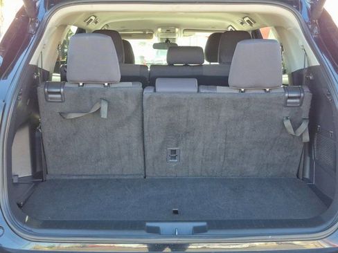 Used 2025 Toyota Highlander LE image 6