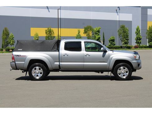 Used 2015 Toyota Tacoma 4x4 Double Cab w/ TRD Sport Package image 4