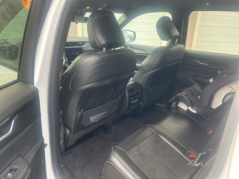 Used 2025 Jeep Grand Cherokee Altitude image 10