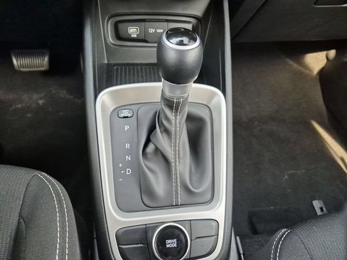 Used 2025 Hyundai Venue SEL FWD image 19