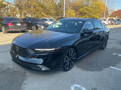 Used 2023 Honda Accord Touring image 3