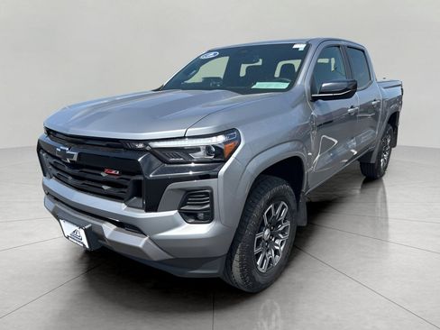 Used 2023 Chevrolet Colorado Z71 w/ Z71 Convenience Package 2 AWD/4WD image 3