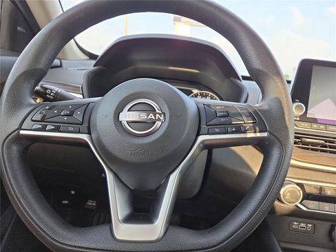 Used 2024 Nissan Altima 2.5 SV FWD image 12