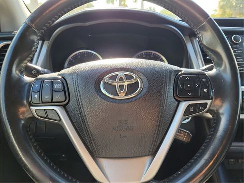 Used 2019 Toyota Highlander SE w/ Carpet Mat Package (TMS) image 15
