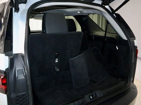 Used 2024 Land Rover Discovery S image 13