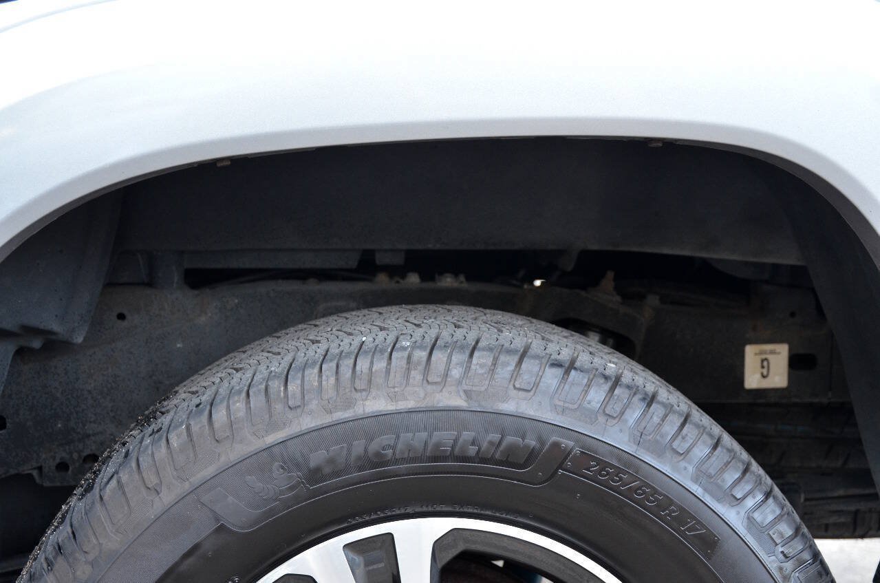 Used 2017 Toyota Tacoma TRD Sport AWD/4WD image 9