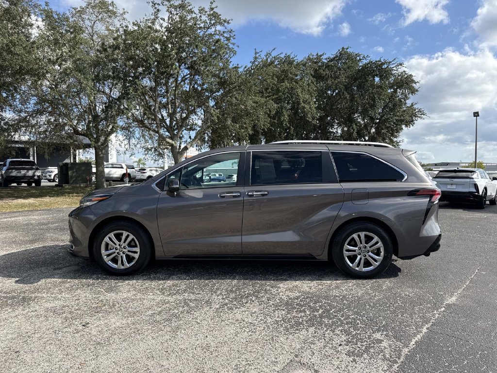 Used 2023 Toyota Sienna Platinum AWD/4WD image 17