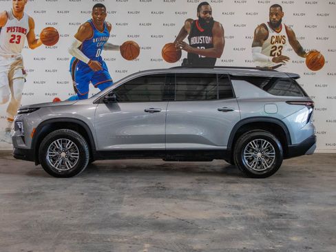 Used 2024 Chevrolet Traverse LT image 17