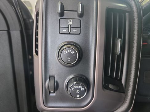 Used 2017 GMC Sierra 2500 SLT w/ All-Terrain HD Package AWD/4WD image 27