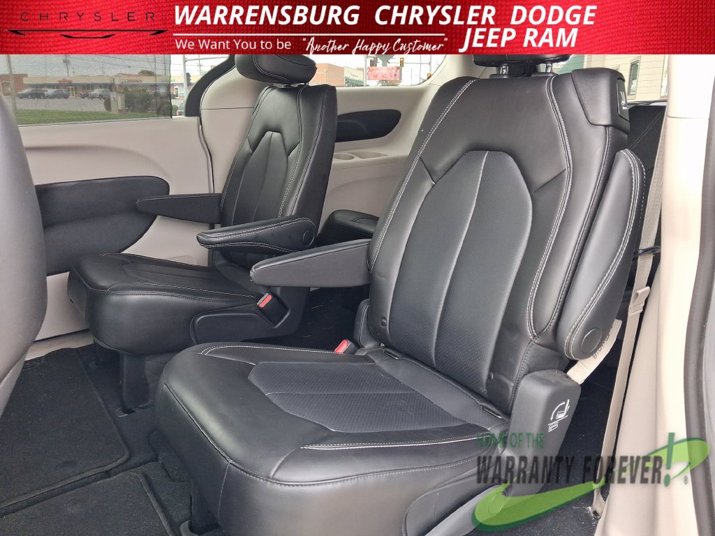 Used 2023 Chrysler Pacifica Touring-L FWD image 14