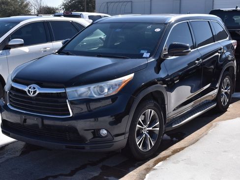 Used 2016 Toyota Highlander XLE image 2