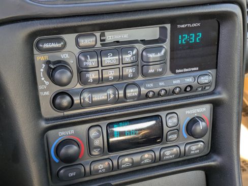 Used 2000 Chevrolet Corvette Coupe w/ Memory Pkg image 28