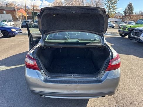 Used 2017 Nissan Altima 2.5 SR w/ LED Appearance Package image 11