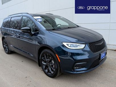 Used 2025 Chrysler Pacifica Limited w/ Uconnect Theater Family Group