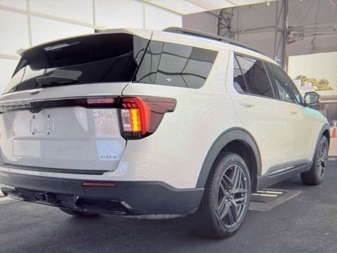 Used 2025 Ford Explorer ST-Line w/ ST-Line Street Pack AWD/4WD image 5