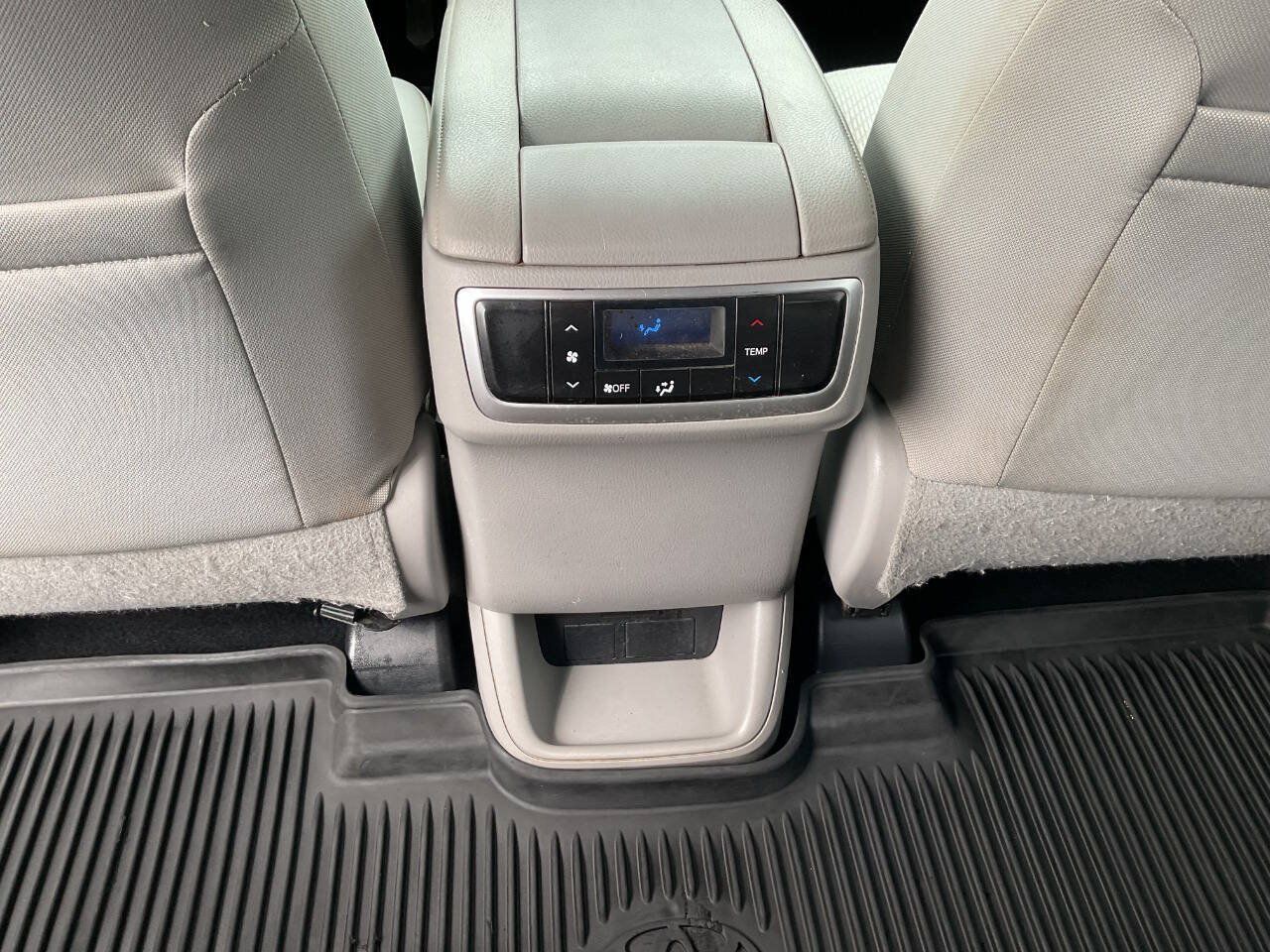 Used 2019 Toyota Highlander LE FWD image 31