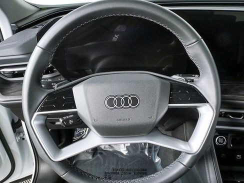 Used 2025 Audi Q5 Premium w/ Convenience Package image 8