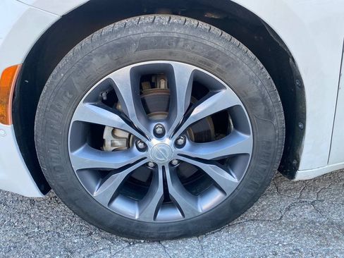 Used 2018 Chrysler Pacifica Limited w/ Tire & Wheel Group FWD image 23
