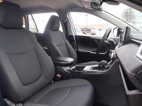 Used 2019 Toyota RAV4 LE image 27